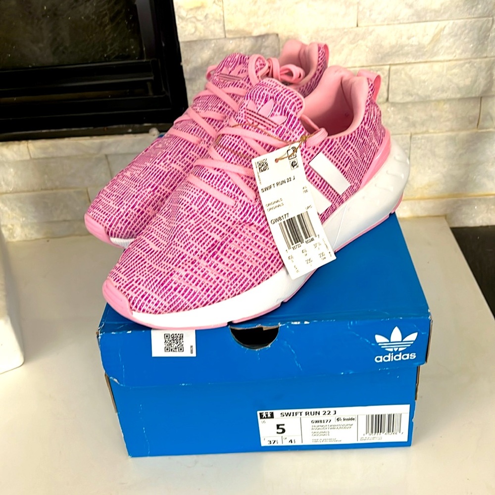✅Adidas swift run 22 J✅